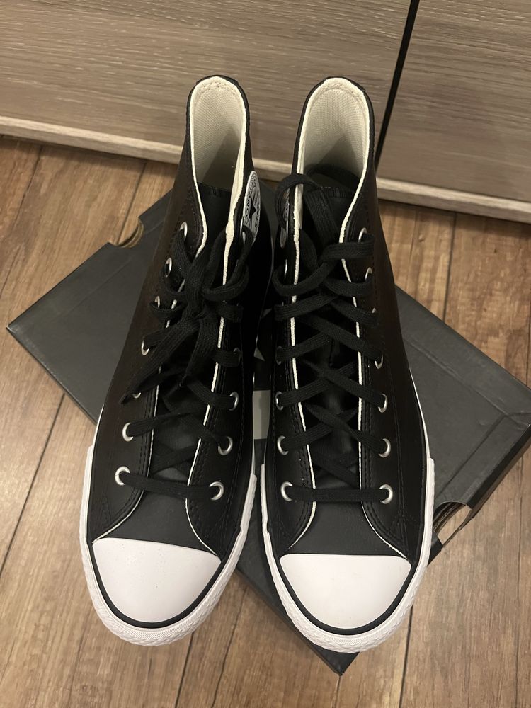 Buty converse skórzane Chuck Taylor All Star na platformie.