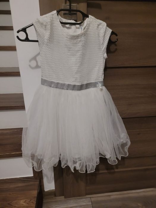 Biała sukienka rozmiar 116