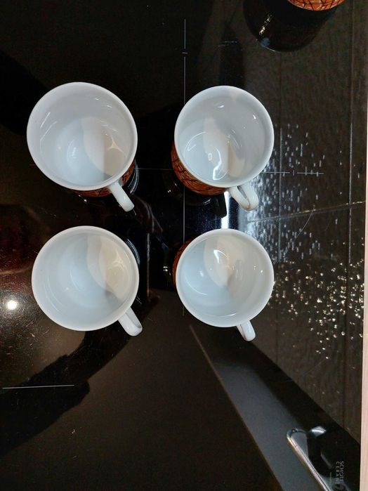 4 filiżanki ze spodkami, Chodzież, typ Roman, brązowy szlaczek, PRL