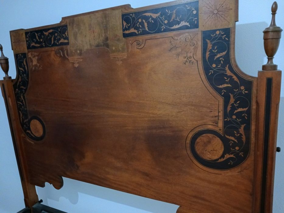 Vende se cama estilo D.Maria com embutidos
