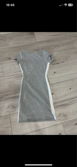 Sukienka z krótkim rękawem.