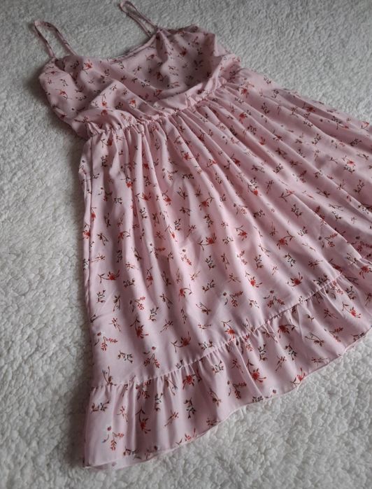 Letnia sukienka w kwiaty zwiewna