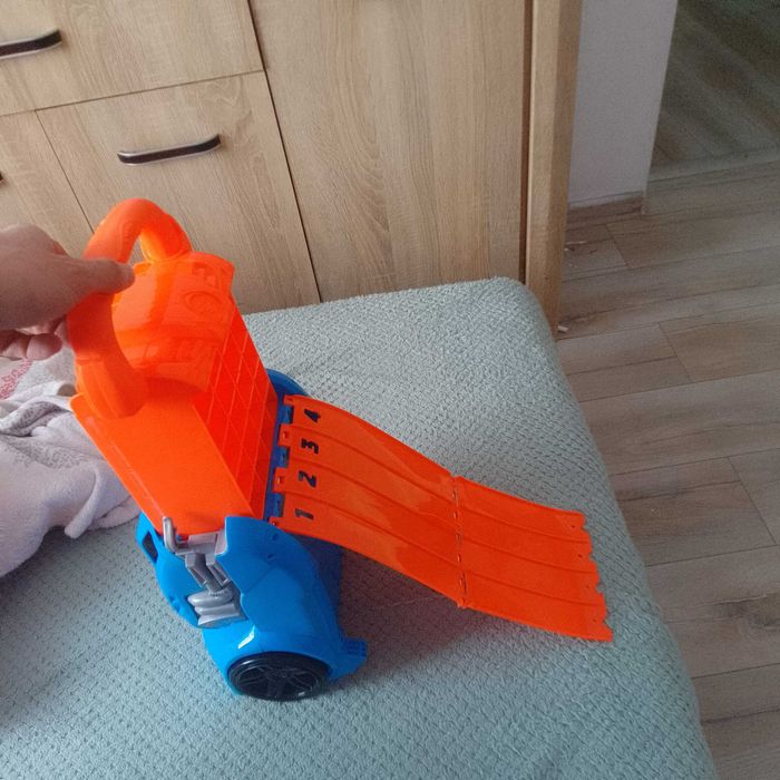 Hot Wheels parking na samochodziki  ze zjeżdżalnią PREZENT