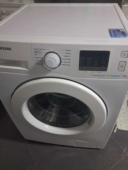 Máquina de Lavar Roupa Samsung EcoBubble 7 kgs a funcionar bem