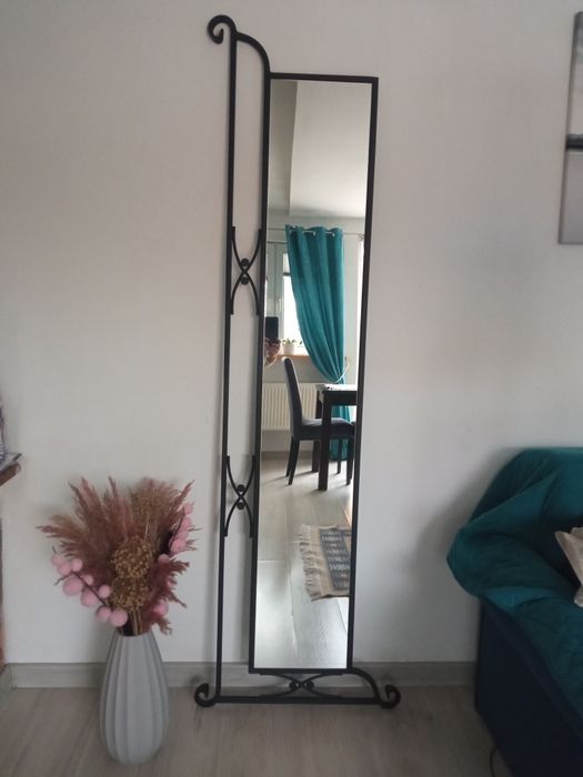 Lustro w metalowej ramie