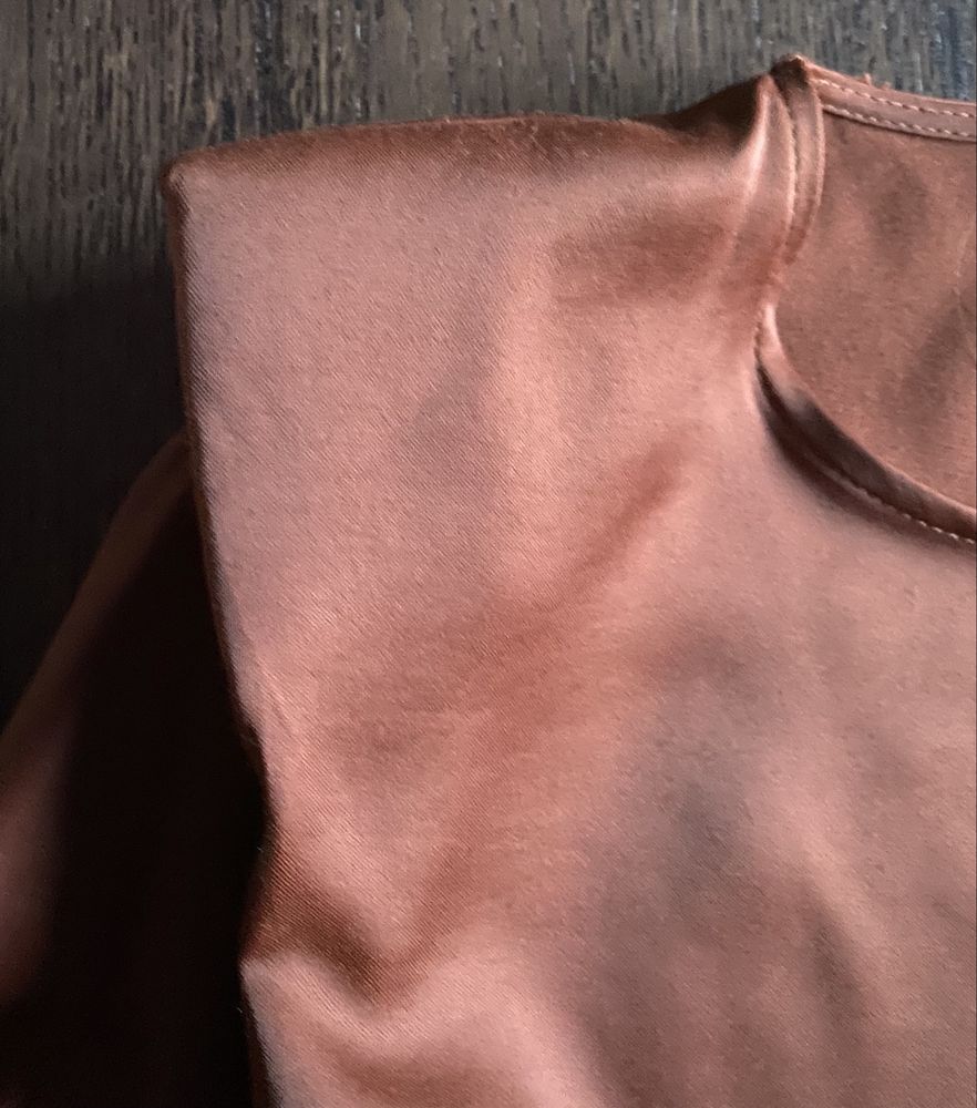Blusa Acetinada com Ombreiras - Mango