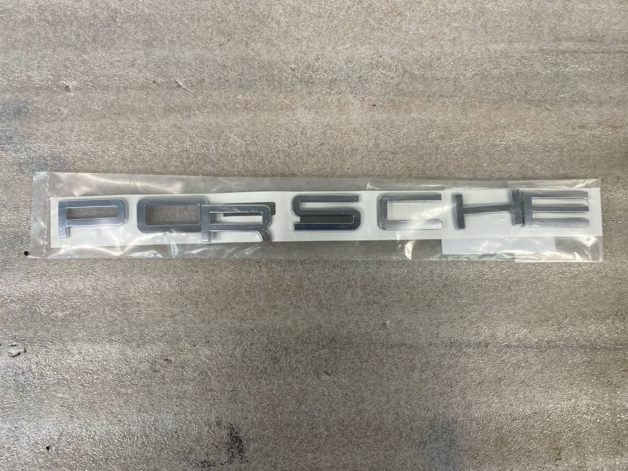 Porsche macan напис porsche на кришку багажника 95b853687