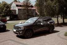 Wynajem samochodu do ślubu Jeep Grand Cherokee 5.7 V8 Limited z kierow