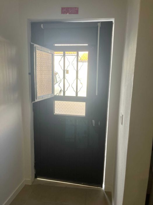 Porta de alumínio castanha com janela – como nova