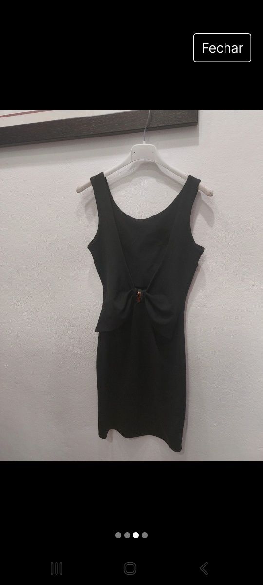 Vestido preto com costas abertas e laço. Tamanho S