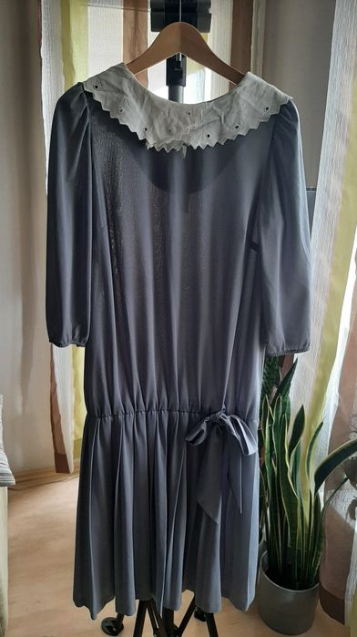 Szara sukienka z białym kołnierzykiem