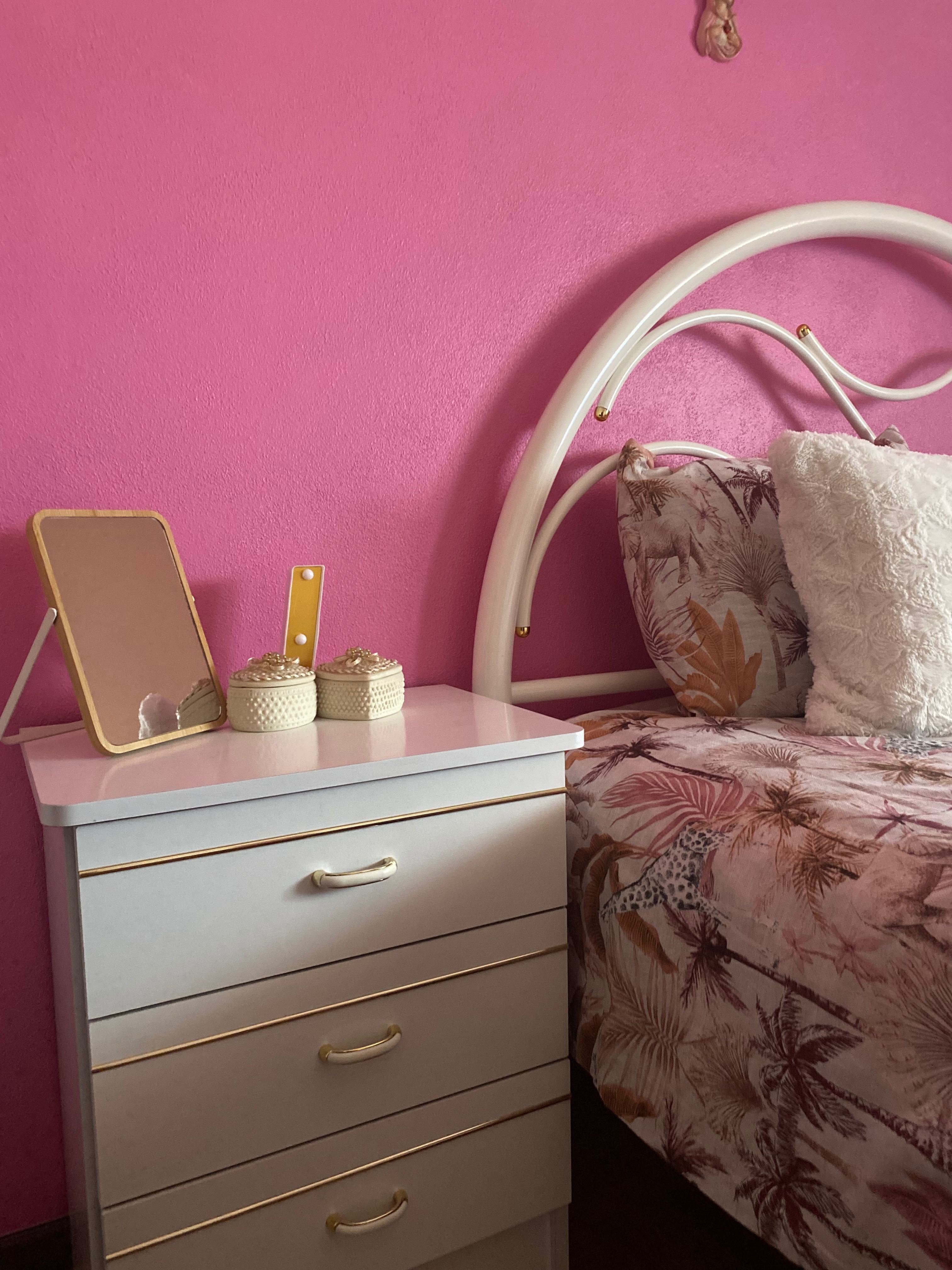 Móveis de quarto de menina á venda.