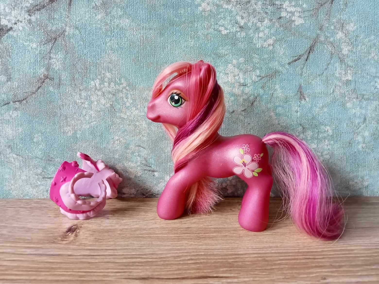 Cheerilee- kucyk w ubranku i z kwiatkiem. Oryginalny My Little Pony