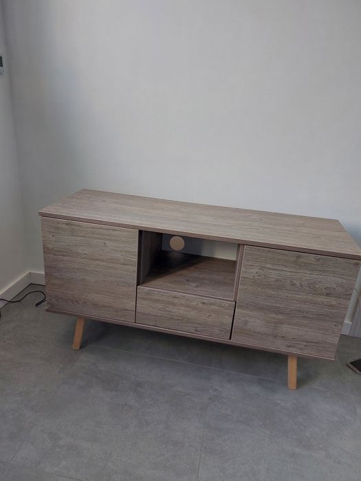 Komoda na drewniany nogach