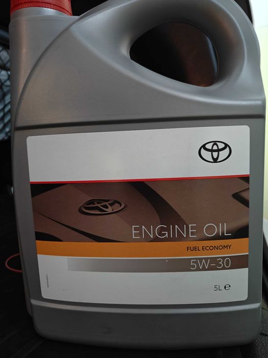 Оригінальна олива Toyota Engine Oil Fuel Economy 5W-30 (2.4 літри)