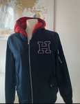 Kurtka Tommy Hilfiger M granatowa logowana z tyłu z kapturem czerwonym