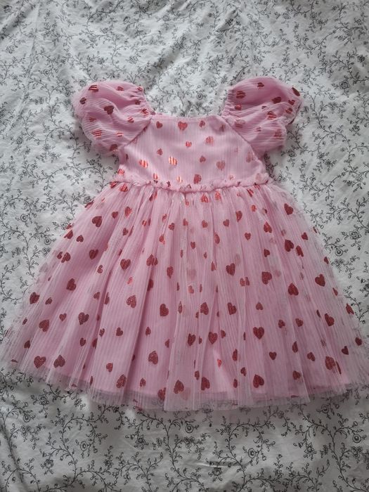 Sukienka w serduszka rozkloszowana 110-116