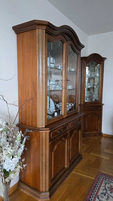 Elegancka witryna drewniana