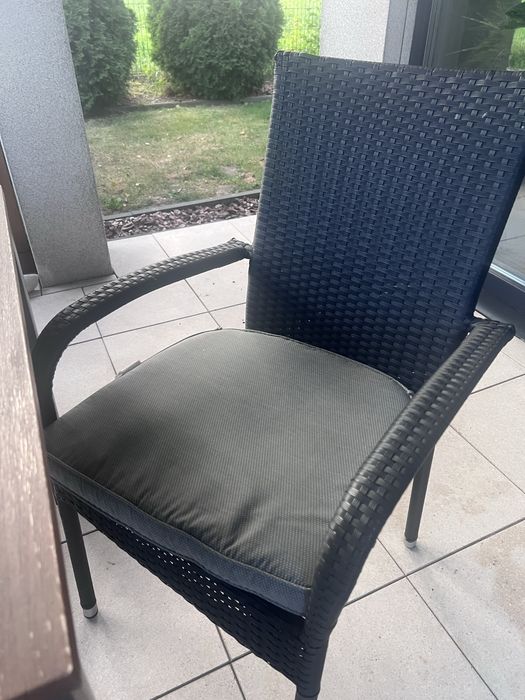 Zestaw mebli ogrodowych stół i 6 krzeseł z poduchami