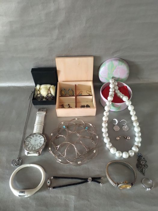 Diversas bijuterias tudo 7 euros