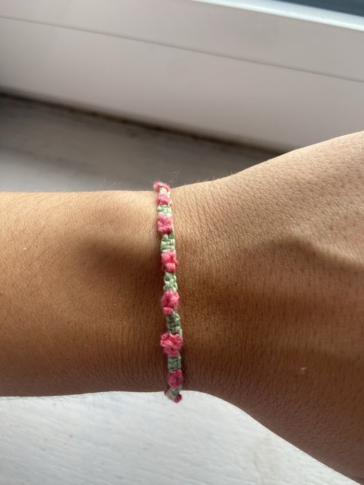 Pulseira fina com fio colorido - Estilo floral