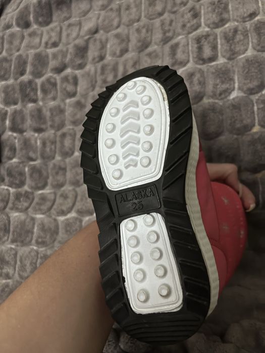 Нові зимові ботинки для дівчинки