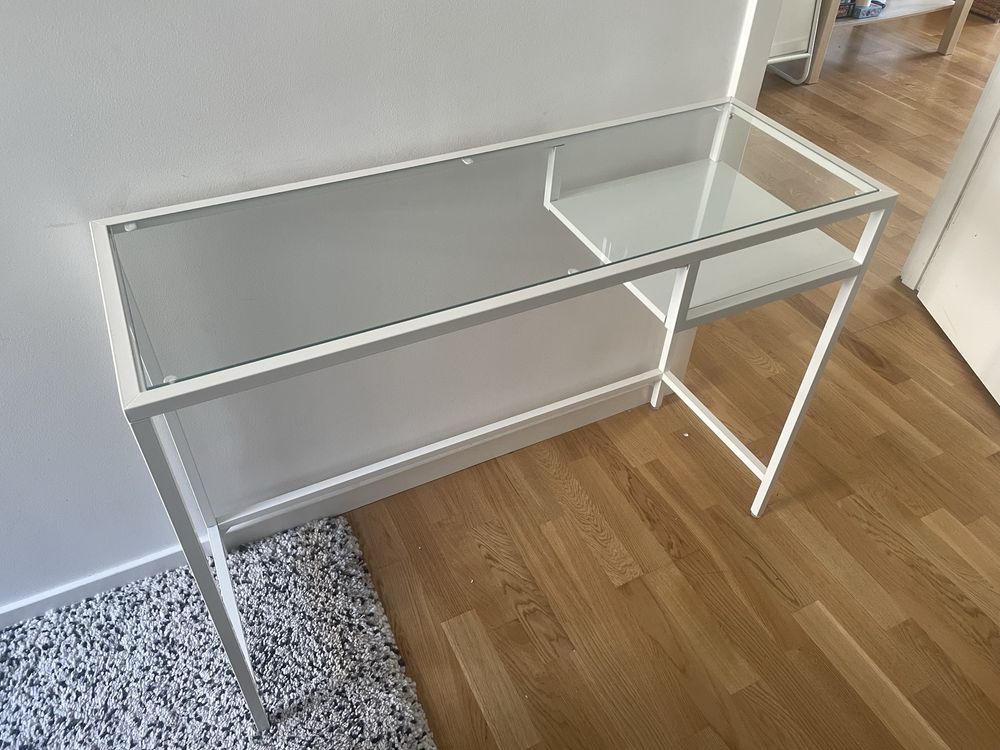 Białe biurko IKEA