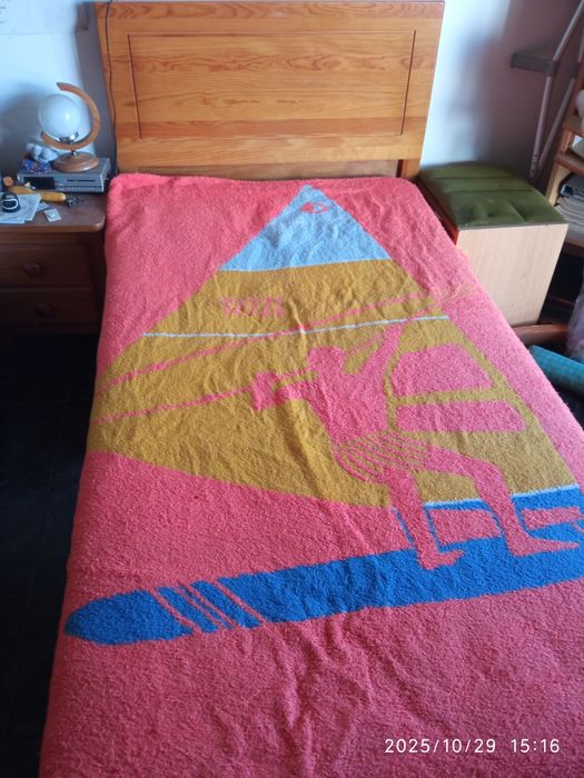 Cama de solteiro em madeira