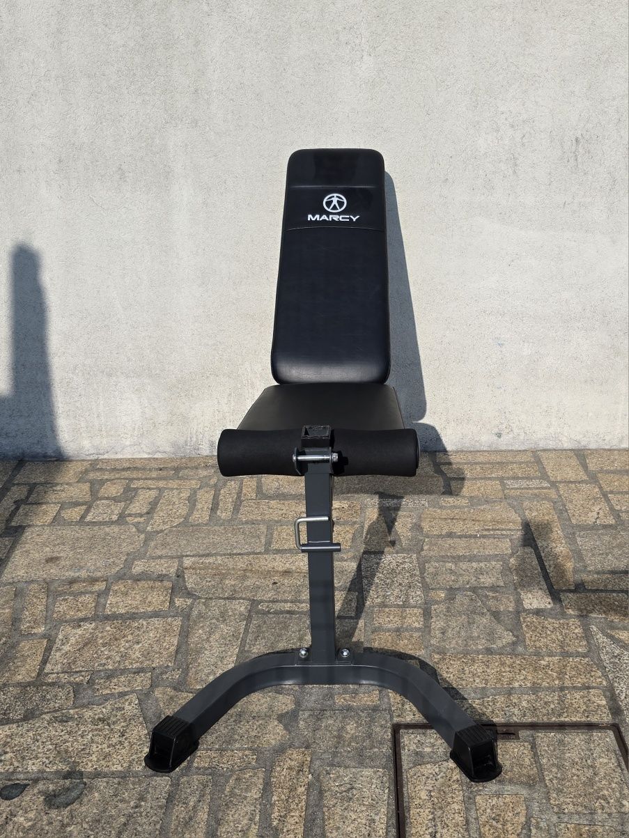Banco Musculação com treino de pernas e preacher curls