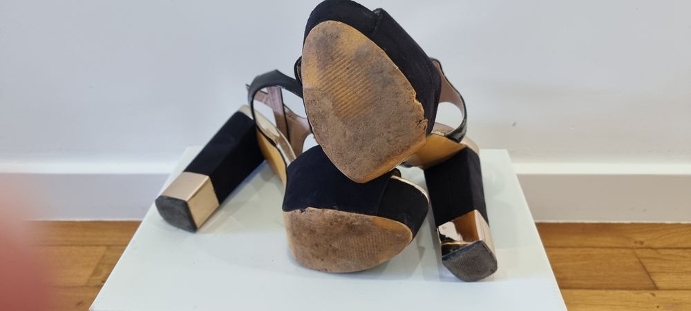 Sandálias Pretas e Douradas - Calçado Guimarães- Tam. 40