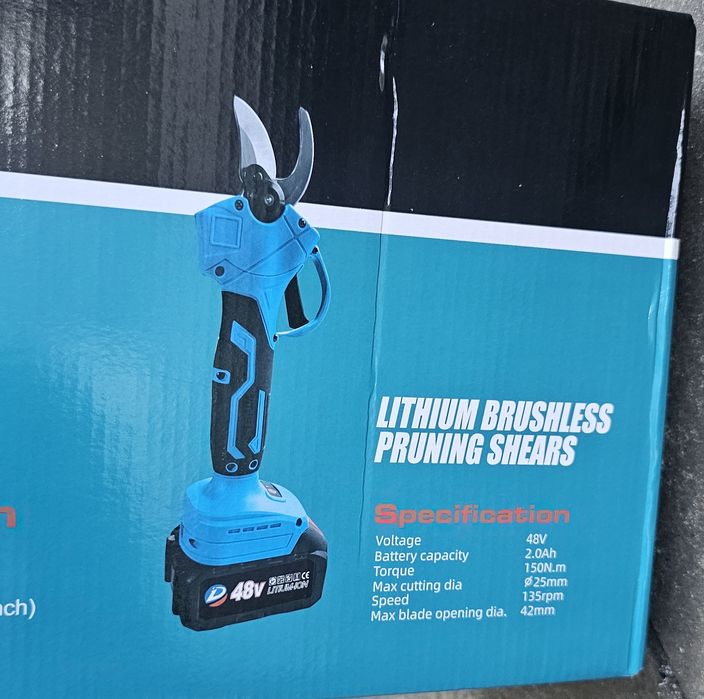 1 motosserra, 1 tesoura de poda,  1 roçadora