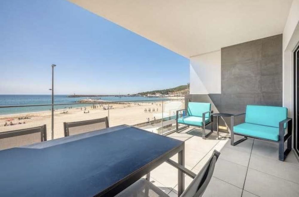 Apartamento na 1.ª linha com garagem e piscina