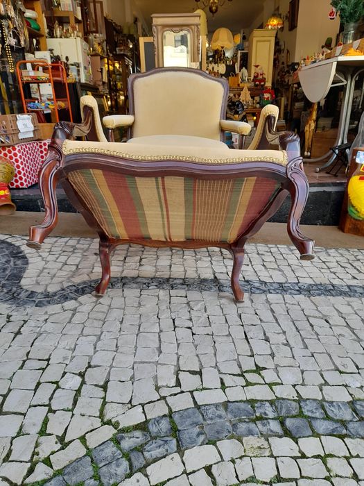 Cadeirões,  poltronas com pernas em madeira estofo veludo