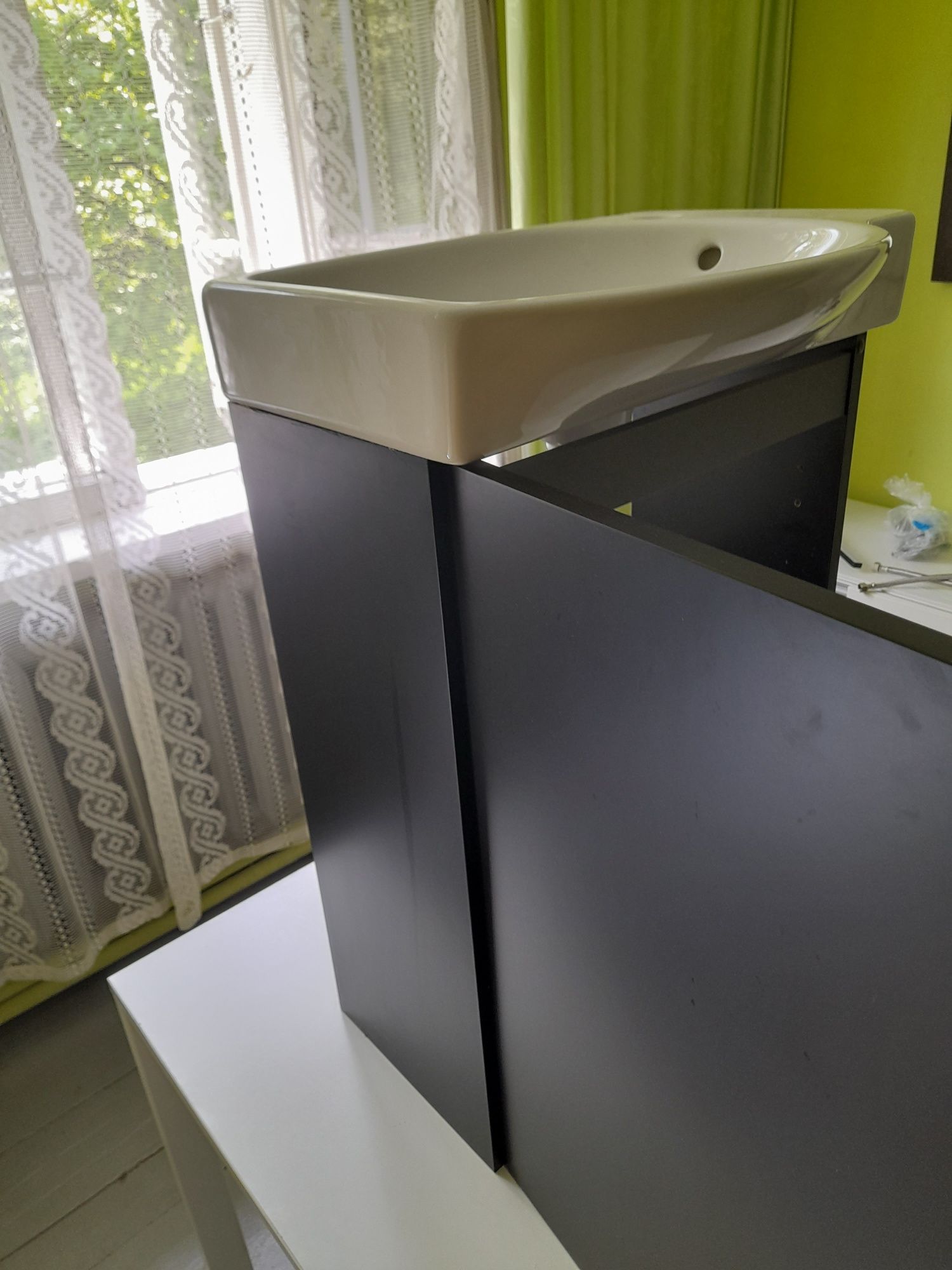 Umywalka z szafką wiszącą