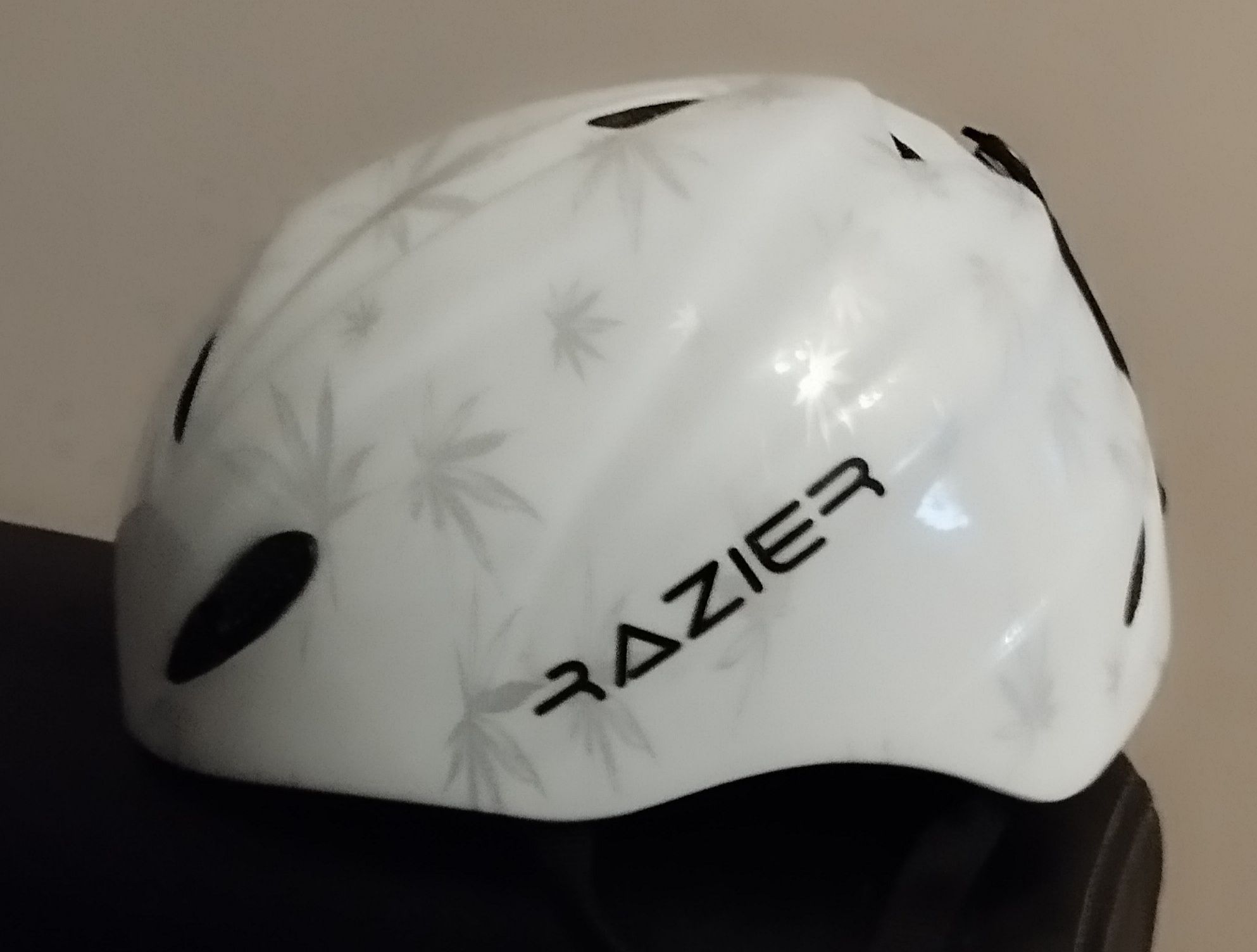 Uniwersalny kask Razier