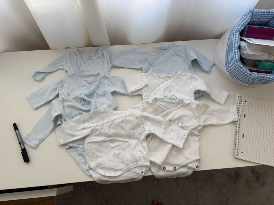 7 body’s brancos e azul com abertura a frente manga longa