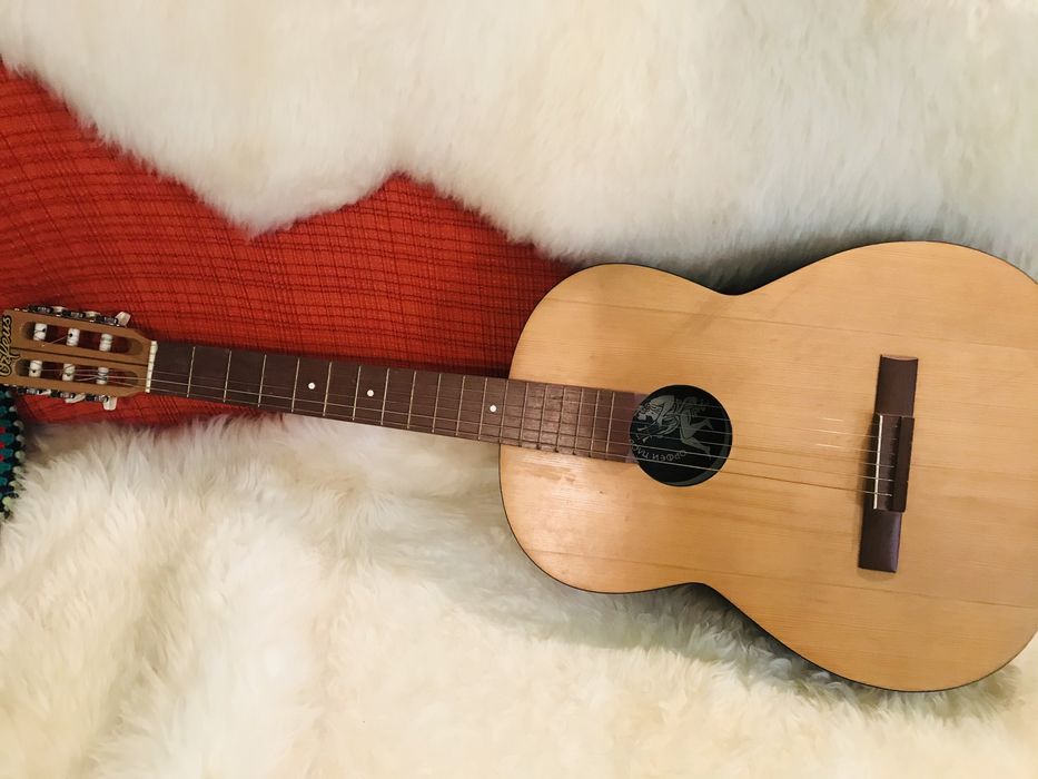 Продаю гитару в хорошем состояние