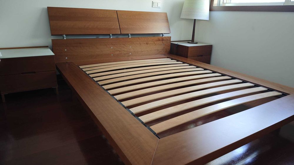 Cama de casal com mesinha de cabeceira da Interforma