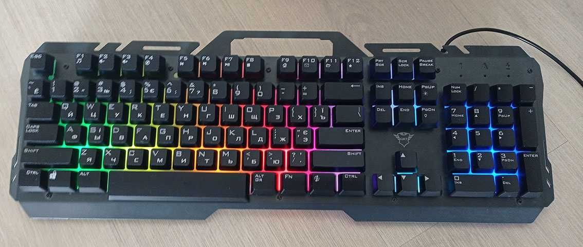 Мембранна ігрова клавіатура Trust GXT 853 RGB в металевому корпусі