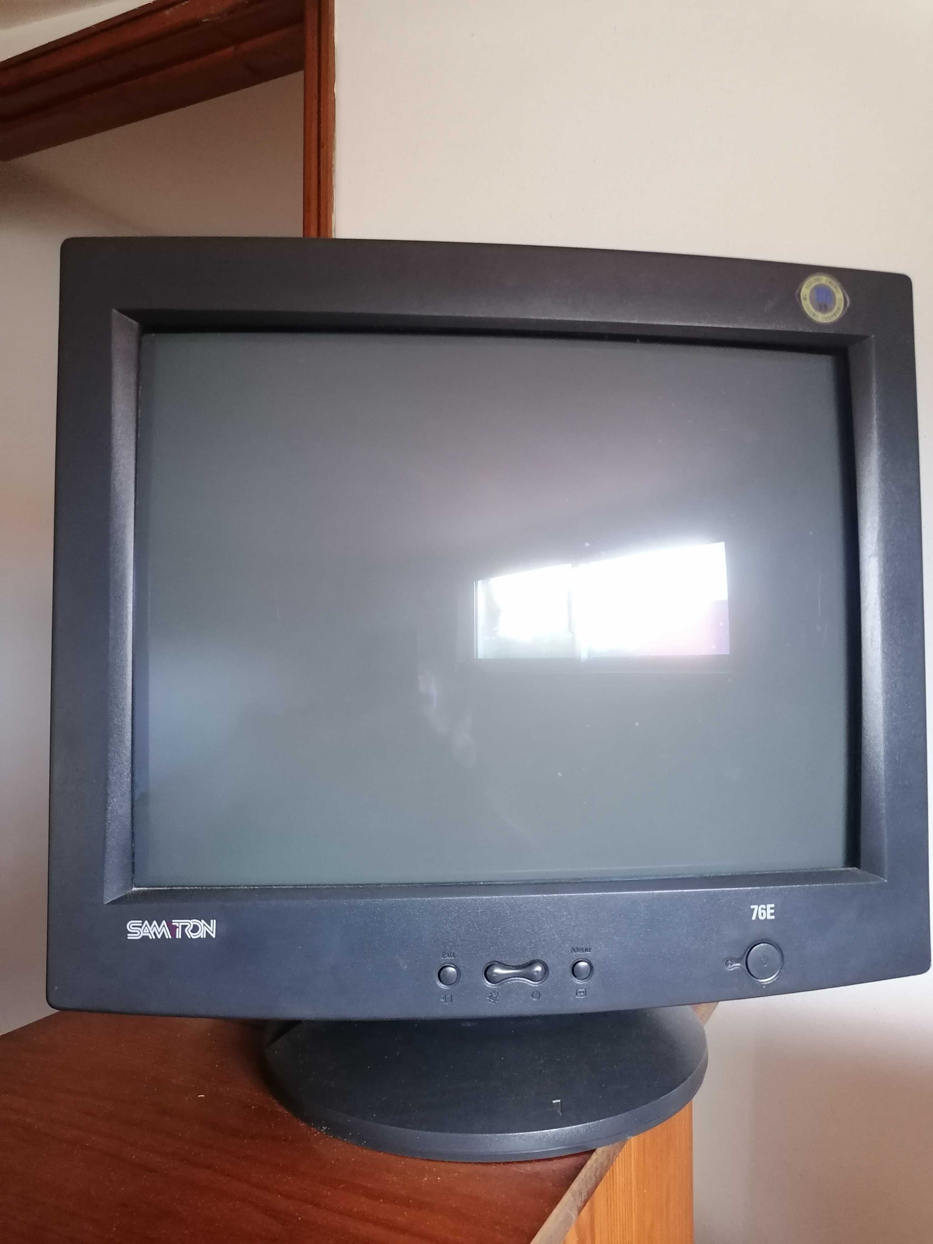 Monitor 15 cms, marca SAMTRON