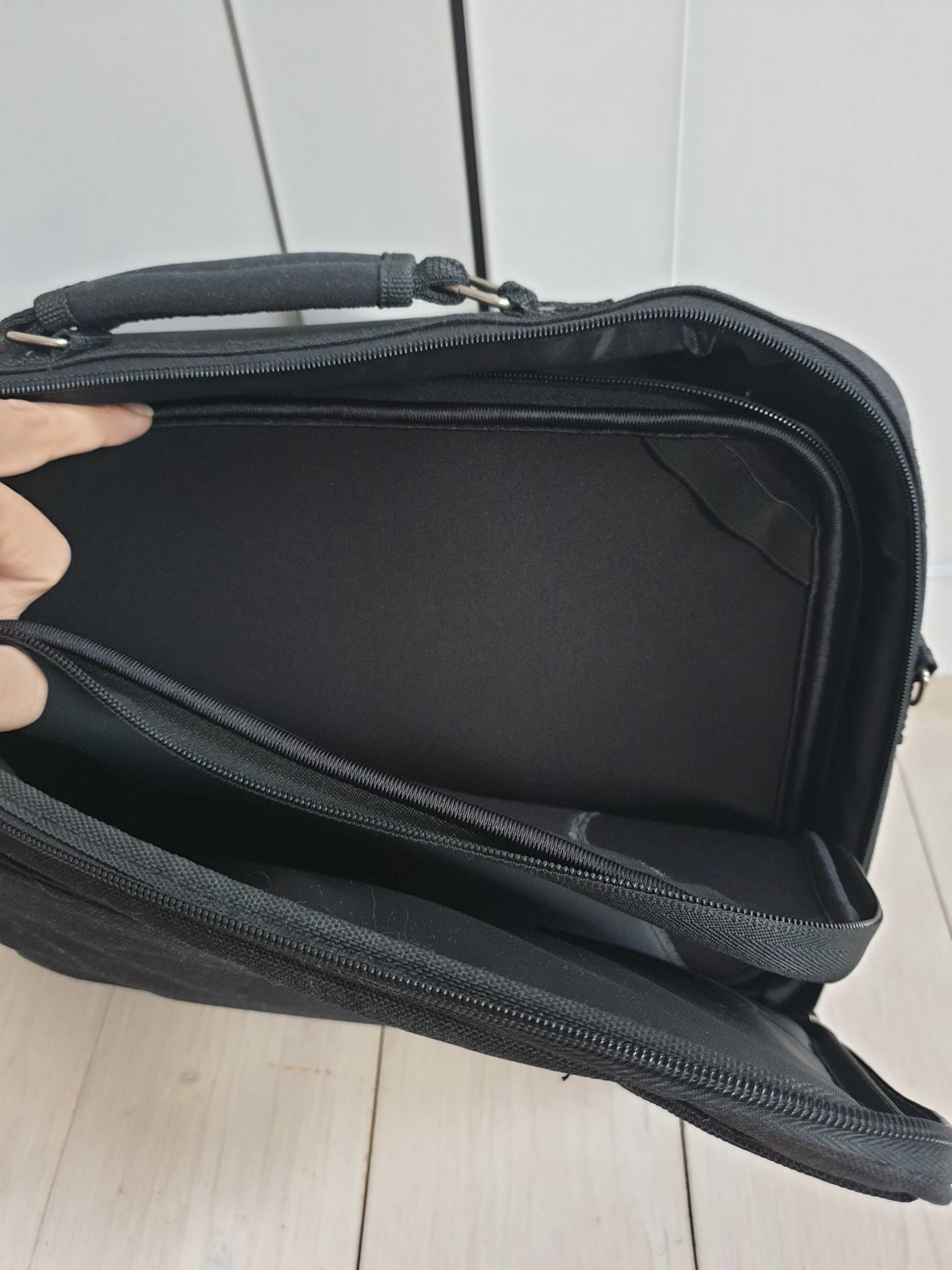 Czarna torba na laptop w bardzo dobrym stanie