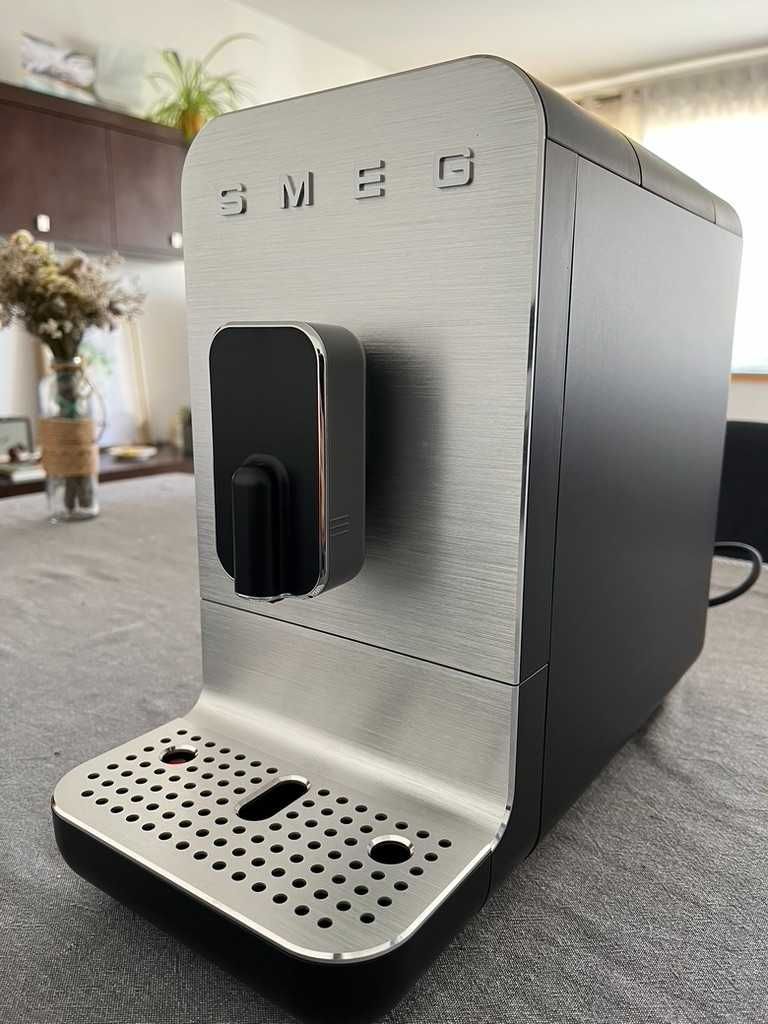 Maquina de café automática SMEG preta