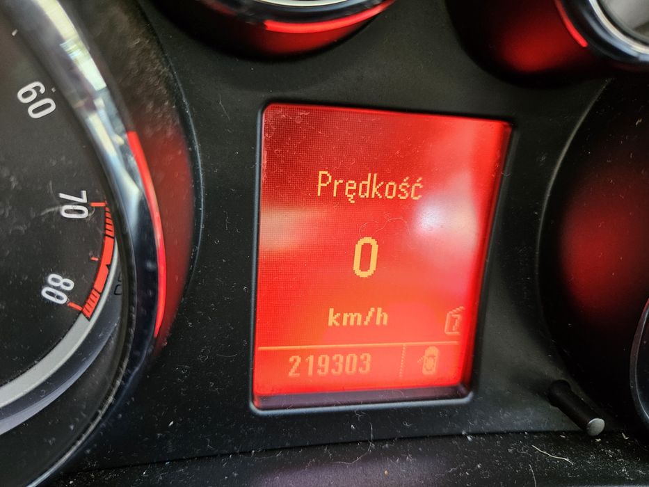 Opel Insignia 1.6 benzyna, 2010r. lekko uszkodzony