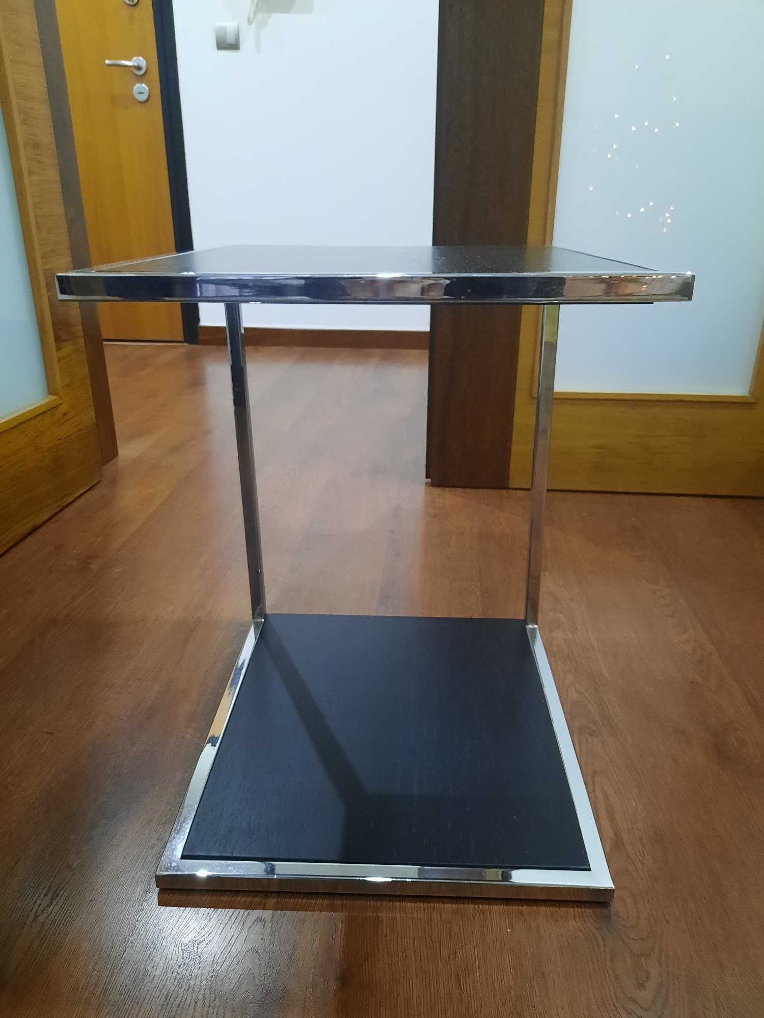 Mesa de apoio preta em wengué como nova