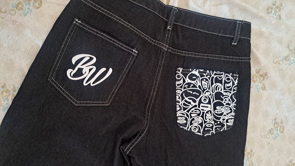 Calça jeans masculina casual com estampa atrás. Manfinity streetrush