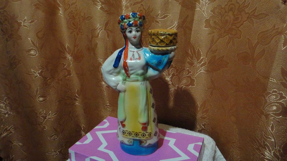 Статуетка штоф Українка із під горілки. В чудовому стані.