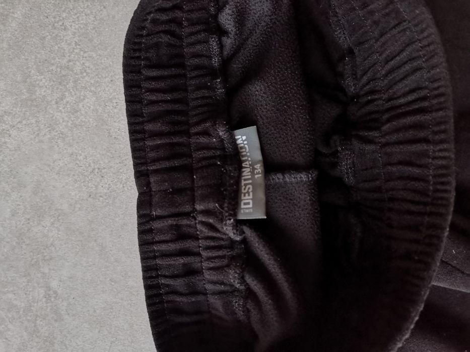 Czarne spodnie welurowe r 134