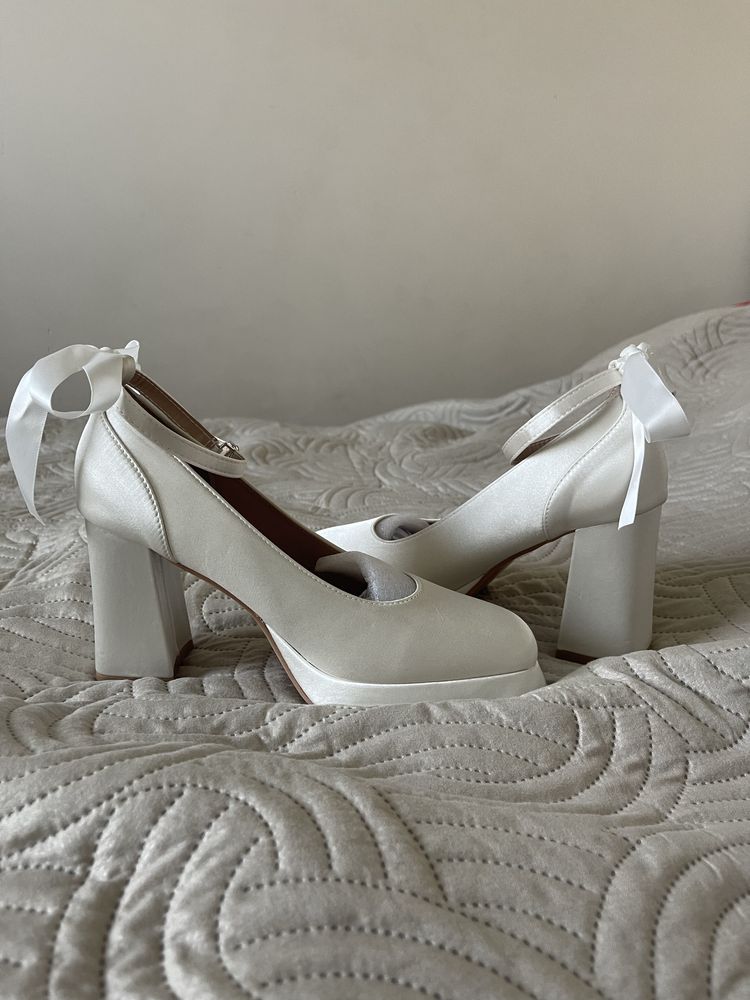 Buty ślubne z kokardką