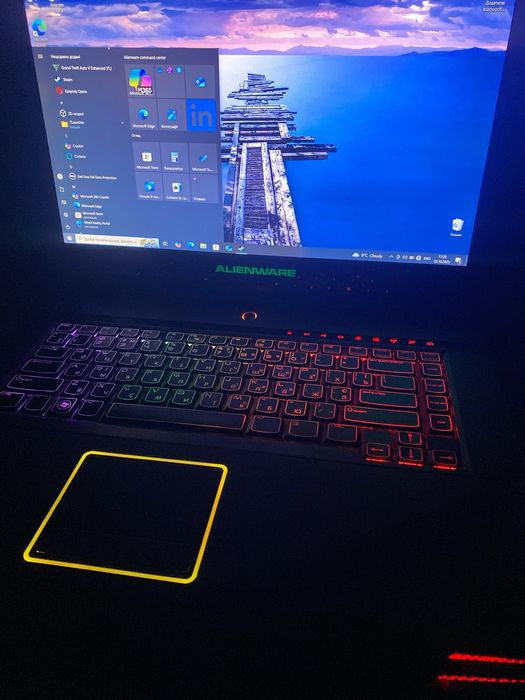 ALIENWARE очень хорошый ноутбук винда 10pro