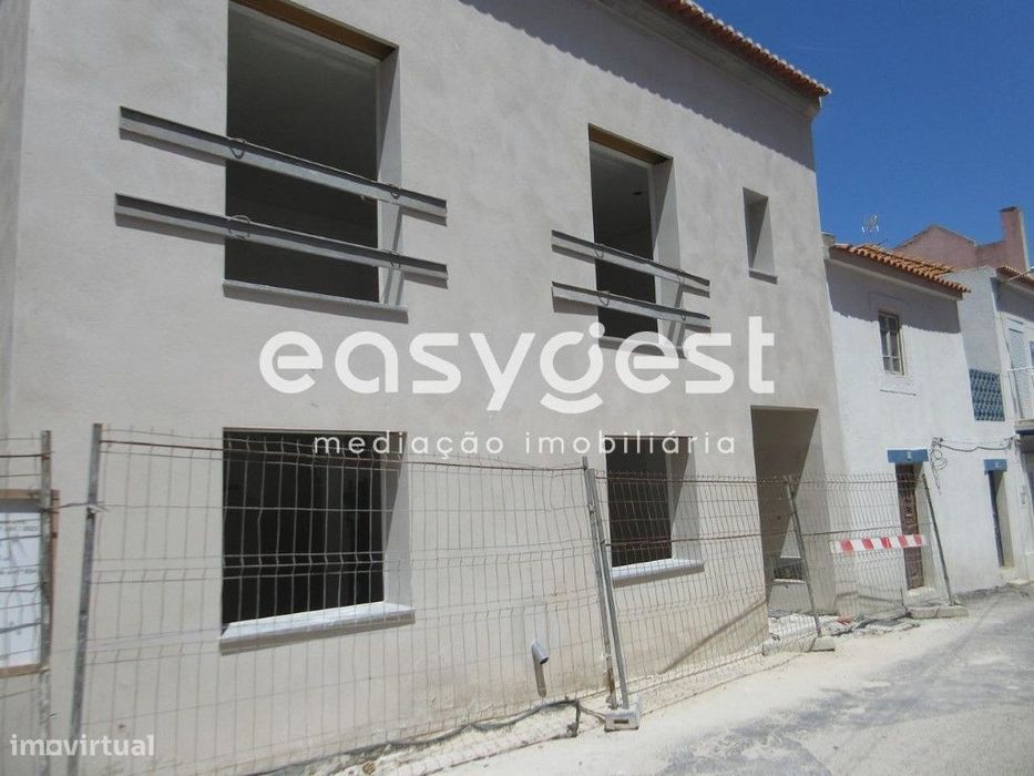 Apartamento T2 com Pátio a nível do R/C no centro de Peniche